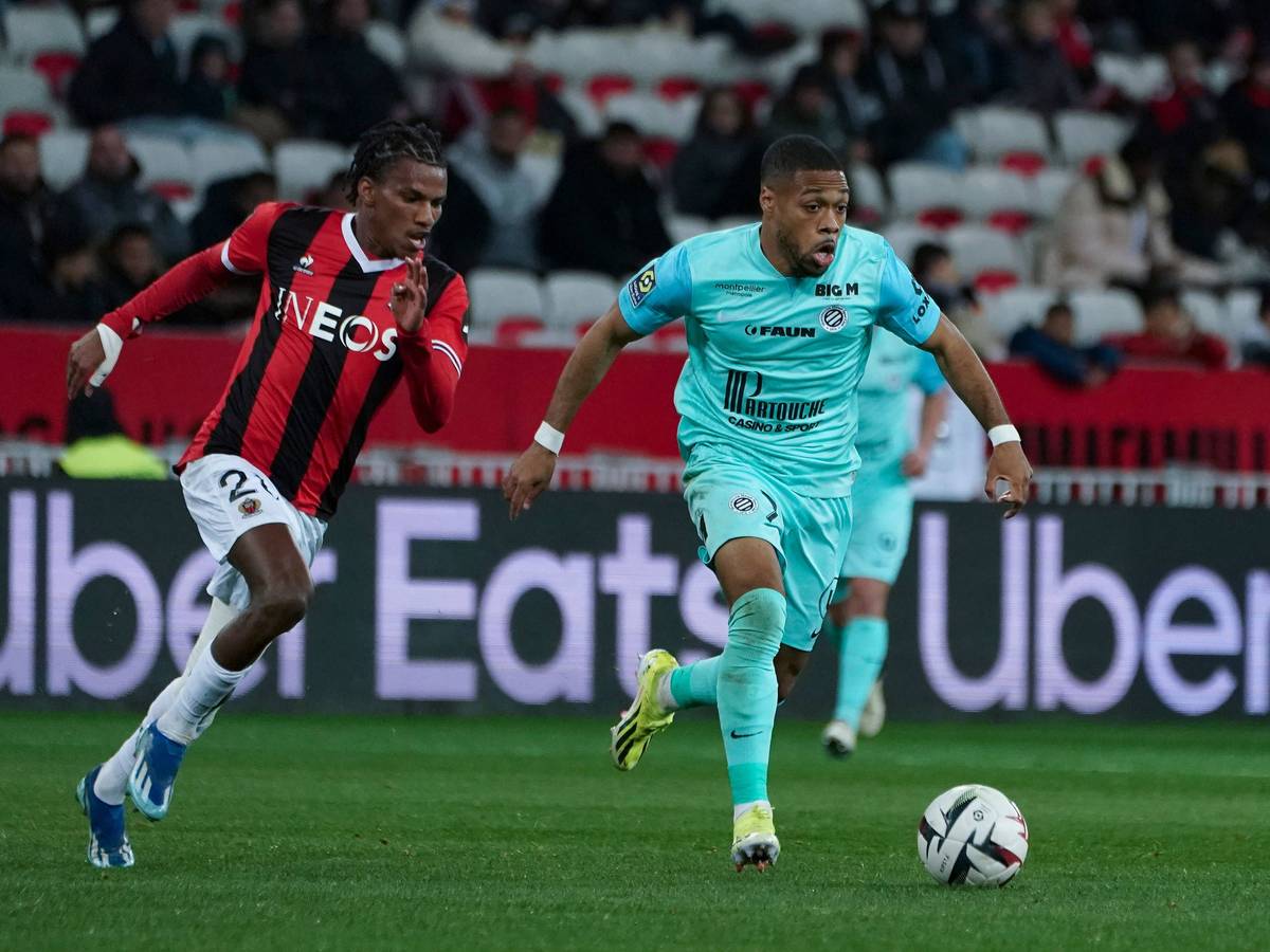 Montpelliers Arnaud Nordin führt den Ball, Nizzas Hicham Boudaoui verfolgt ihn.