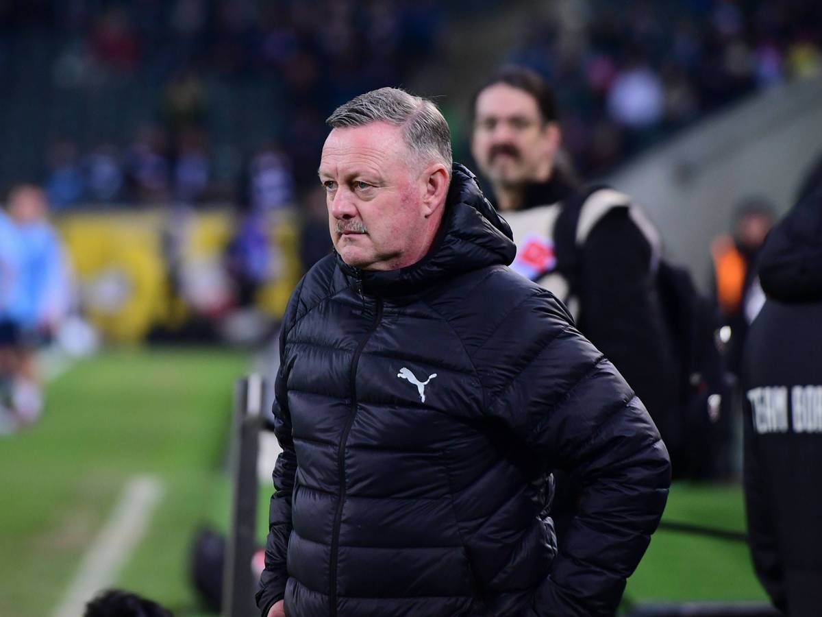 Roland Virkus überlegt am Spielfeldrand.