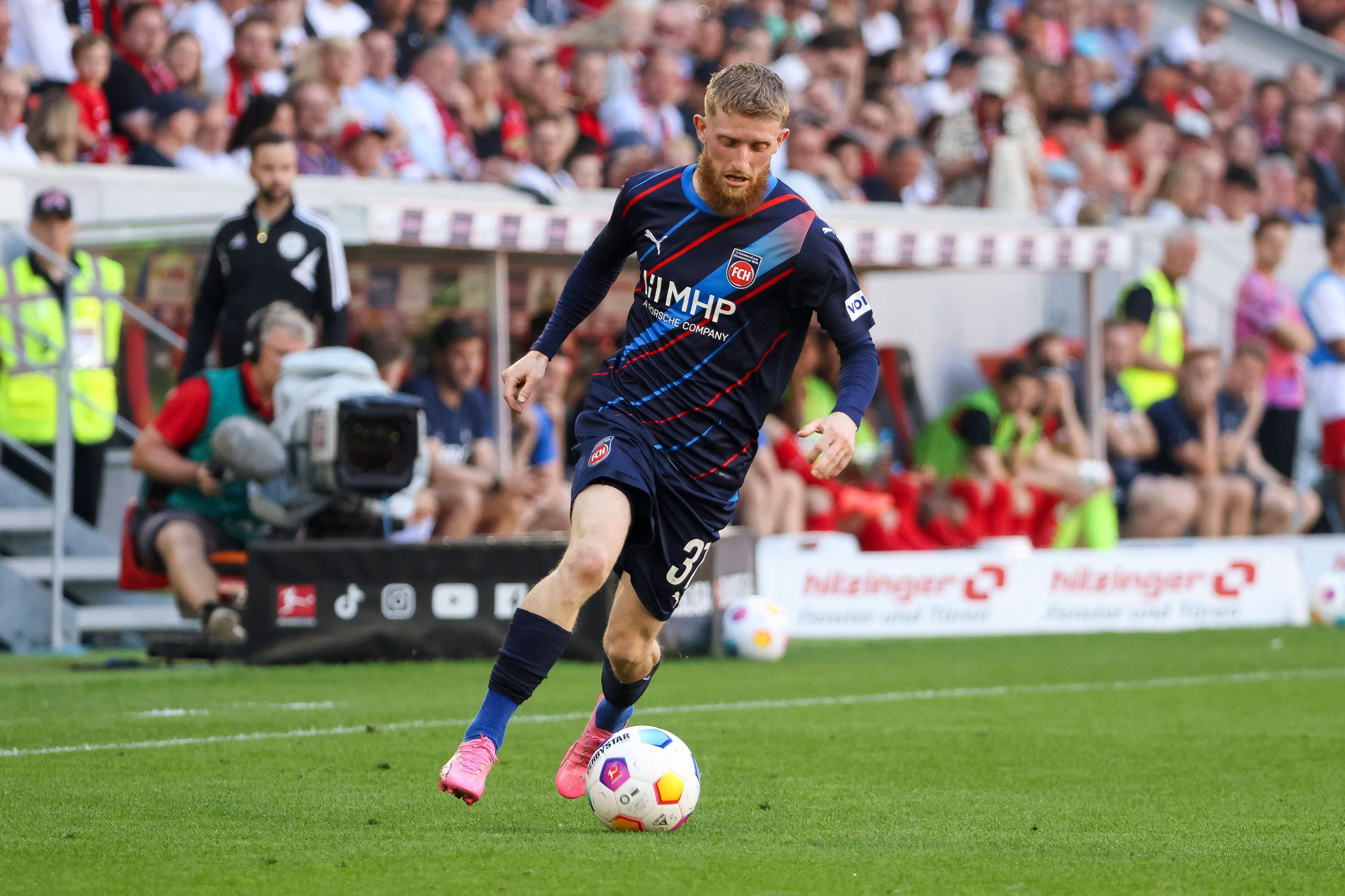 Jan-Niklas Beste dribbelt mit dem Ball im Heidenheim-Trikot.