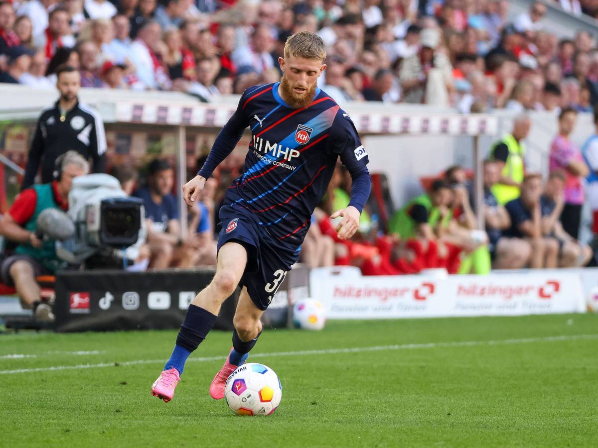 Jan-Niklas Beste dribbelt mit dem Ball im Heidenheim-Trikot.