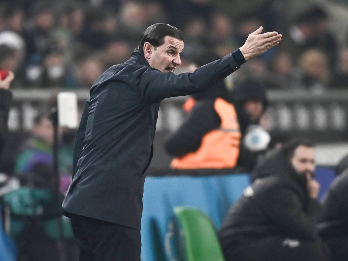 Gerardo Seoane ruft etwas auf das Feld.