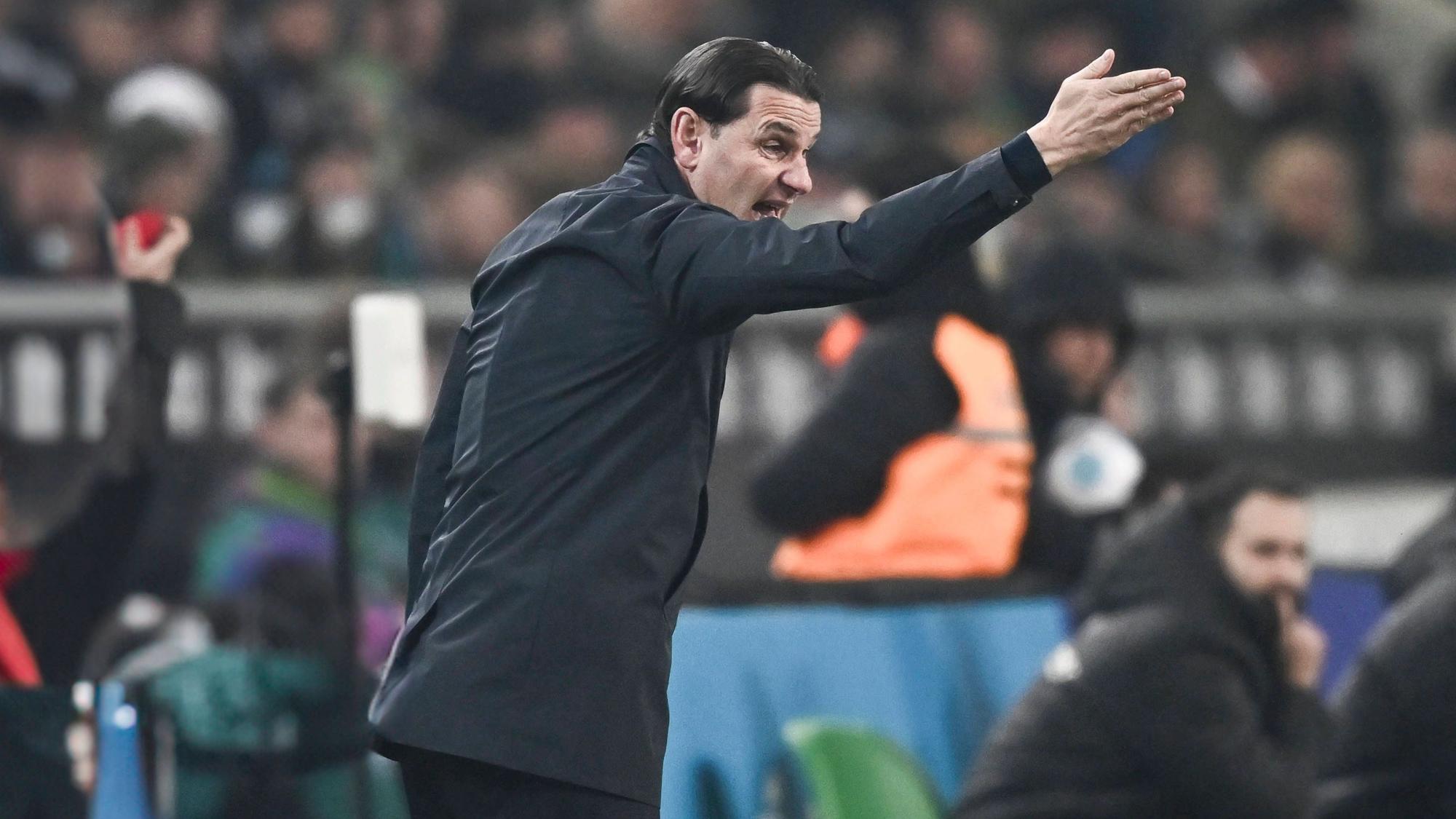 Gerardo Seoane ruft etwas auf das Feld.