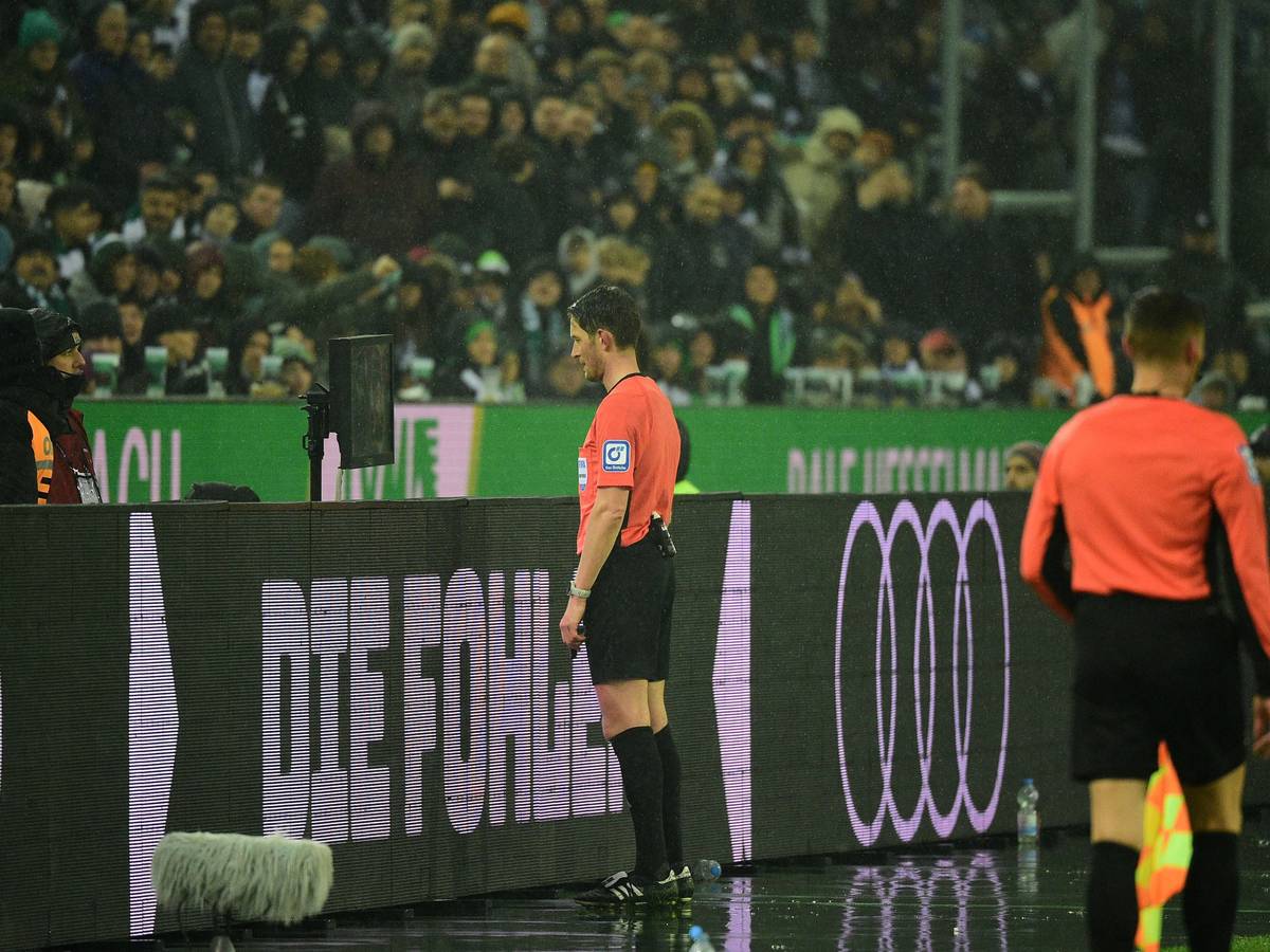 Ein Schiedrsichter steht im Borussia-Park vor dem VAR-Bildschirm.