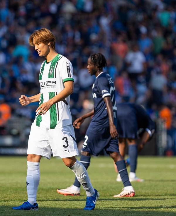 Die Gladbach-Profis Stefan Lainer, Ko Itakura und Nico Elvedi laufen beim Bundesliga-Heimspiel gegen den 1. FC Union Berlin mit gesenkten Köpfen nebeneinander über den Platz.