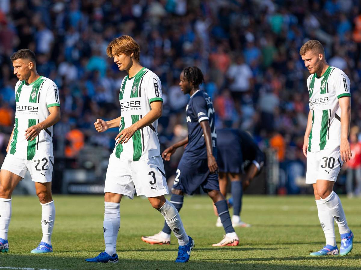 Die Gladbach-Profis Stefan Lainer, Ko Itakura und Nico Elvedi laufen beim Bundesliga-Heimspiel gegen den 1. FC Union Berlin mit gesenkten Köpfen nebeneinander über den Platz.