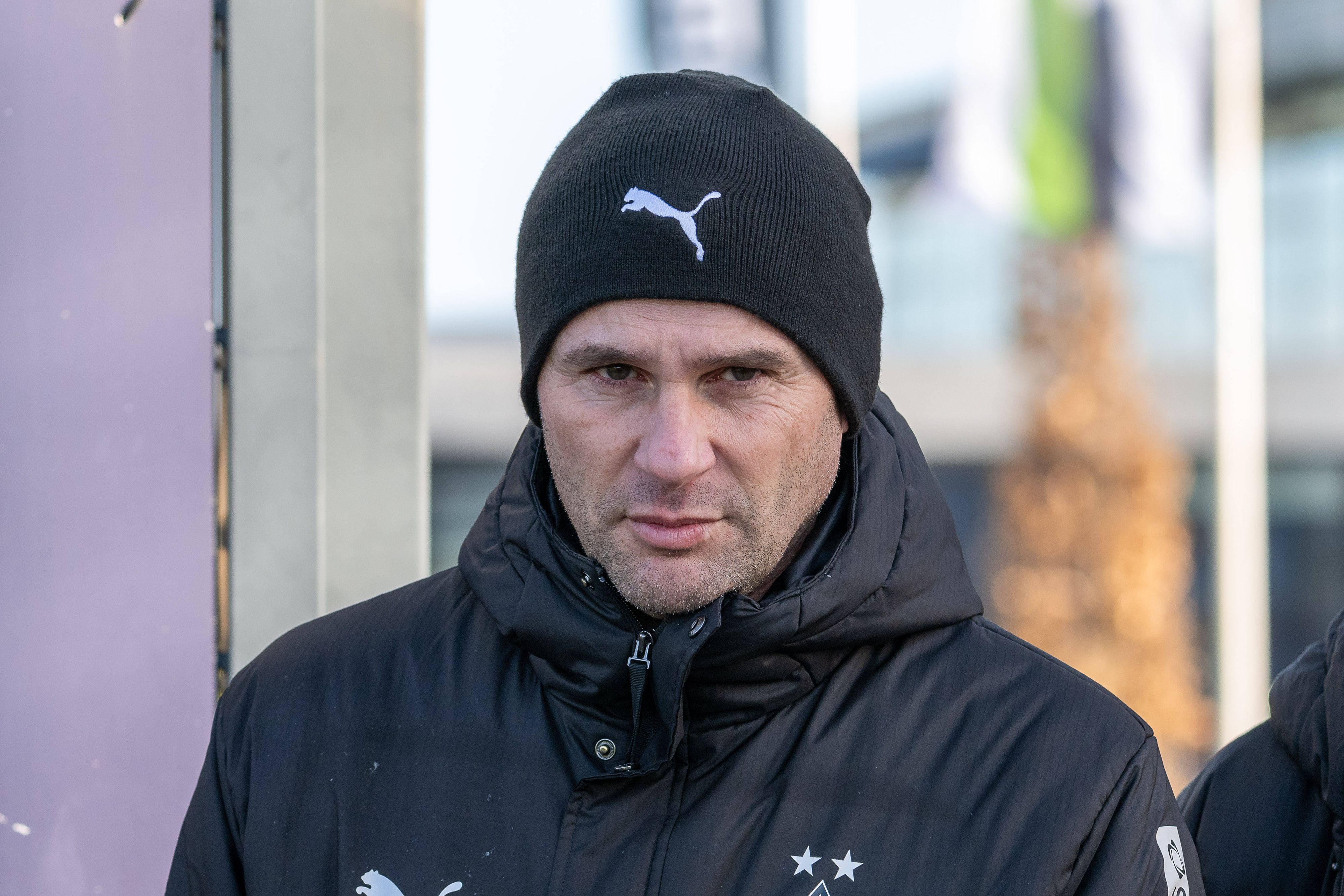 Borussia Mönchengladbachs Trainer Gerardo Seoane läuft auf den Trainingsplatz und schaut skeptisch in die Kamera.
