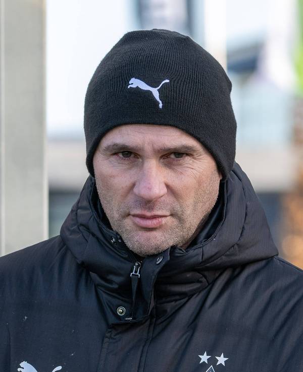 Borussia Mönchengladbachs Trainer Gerardo Seoane läuft auf den Trainingsplatz und schaut skeptisch in die Kamera.