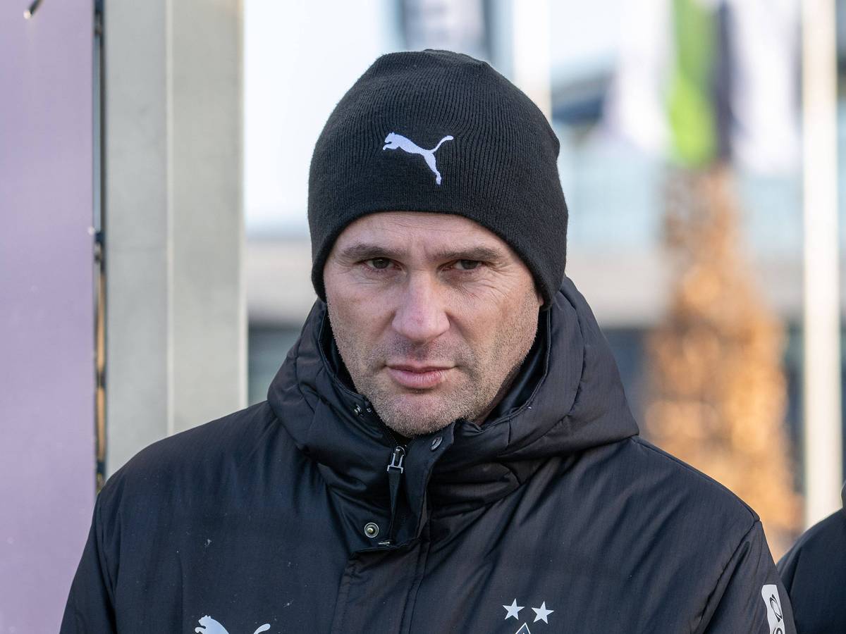 Borussia Mönchengladbachs Trainer Gerardo Seoane läuft auf den Trainingsplatz und schaut skeptisch in die Kamera.