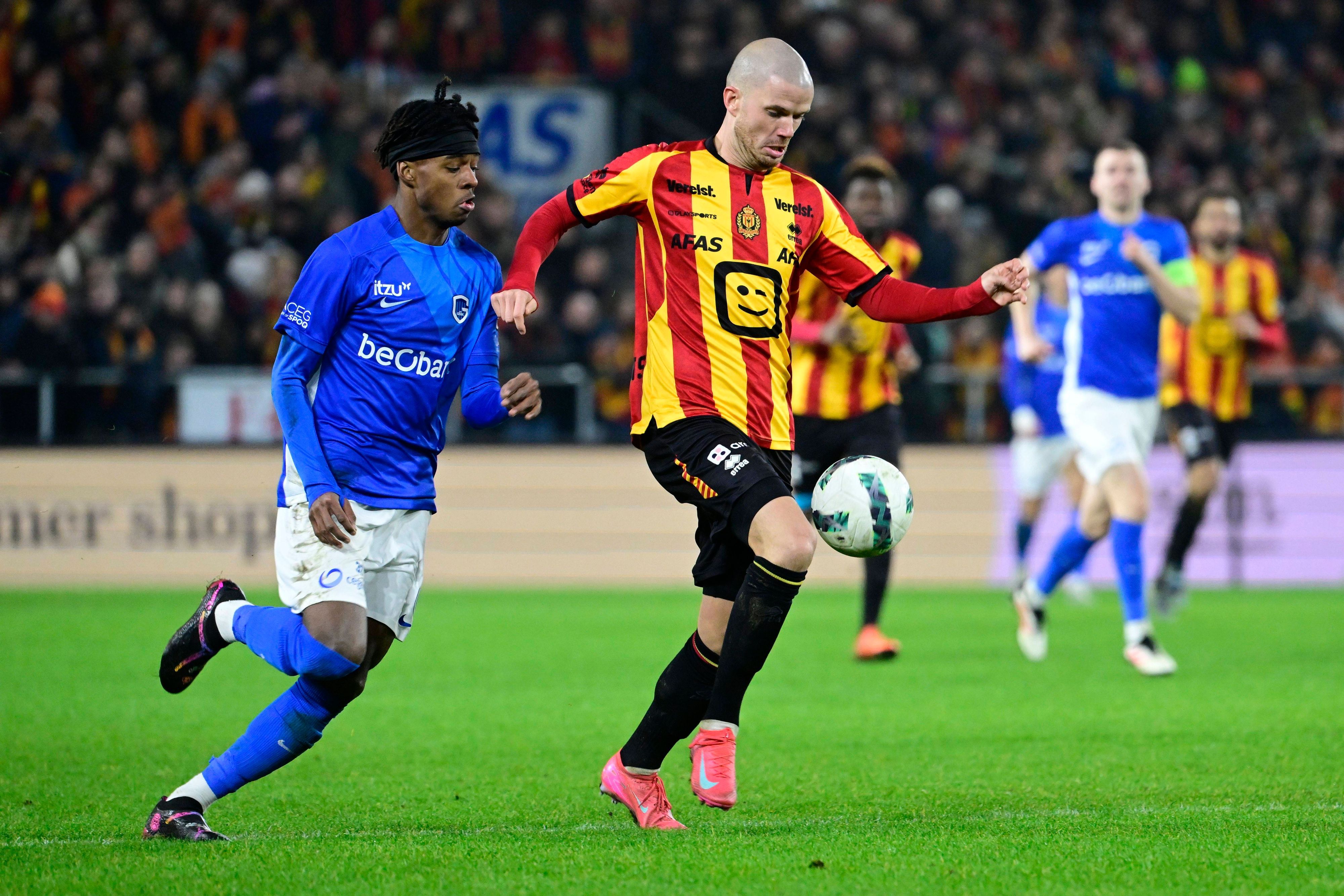 Ein Spieler von KRC Genk im Duell mit einem Spieler von KV Mechelen.
