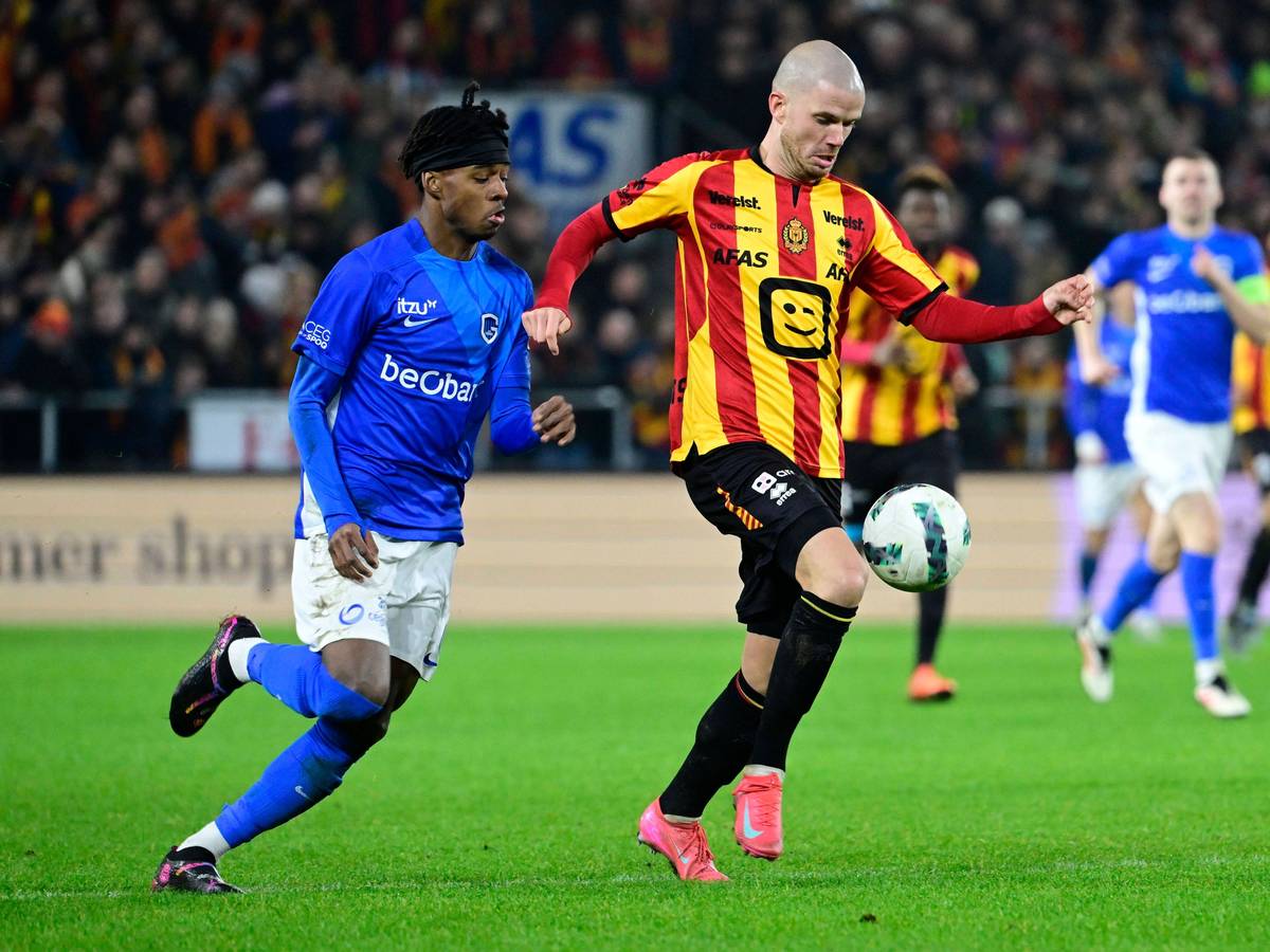 Ein Spieler von KRC Genk im Duell mit einem Spieler von KV Mechelen.
