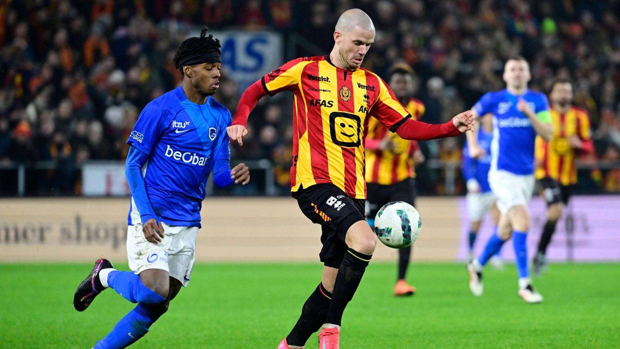 Ein Spieler von KRC Genk im Duell mit einem Spieler von KV Mechelen.