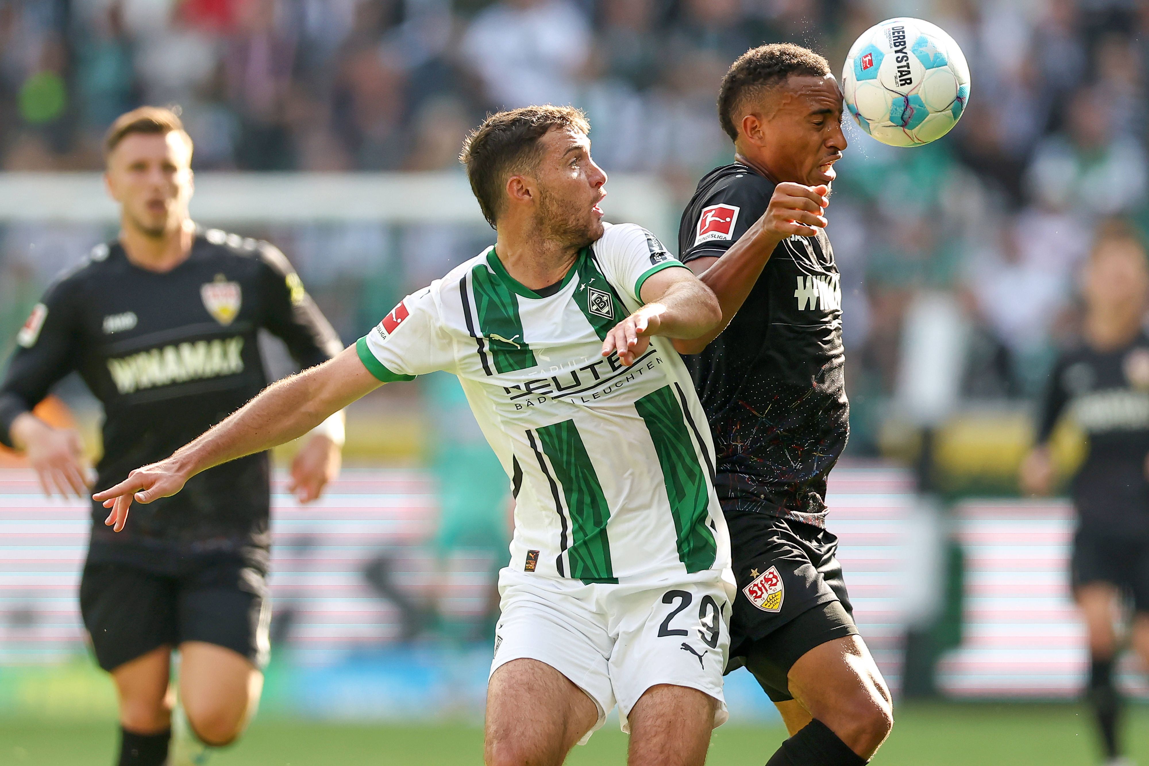Borussia Mönchengladbachs Joe Scally kämpft im Kopfball-Duell mit Stuttgarts Jamie Leweling um den Ball.