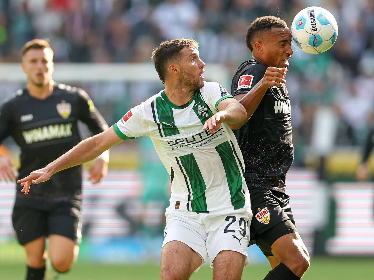 Borussia Mönchengladbachs Joe Scally kämpft im Kopfball-Duell mit Stuttgarts Jamie Leweling um den Ball.