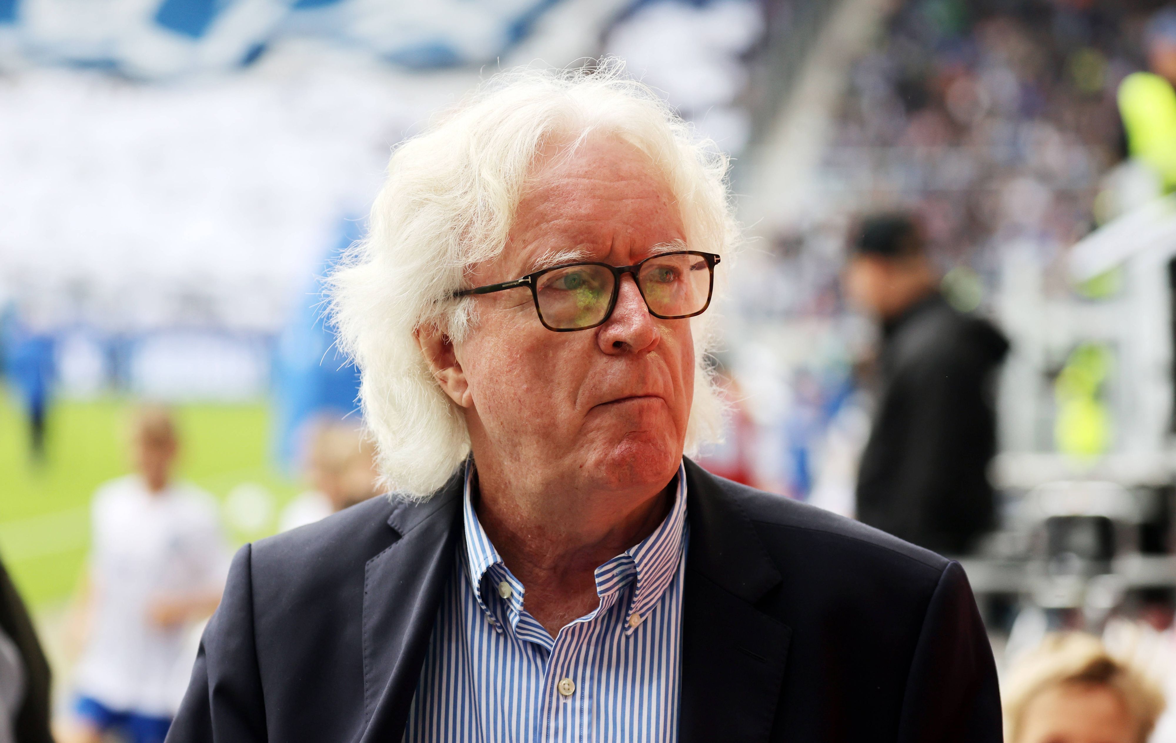 Winfried Schäfer steht beim Spiel des Karlsruher SC gegen den Hamburger SV im Stadion und schaut skeptisch.