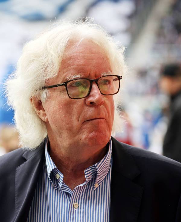 Winfried Schäfer steht beim Spiel des Karlsruher SC gegen den Hamburger SV im Stadion und schaut skeptisch.