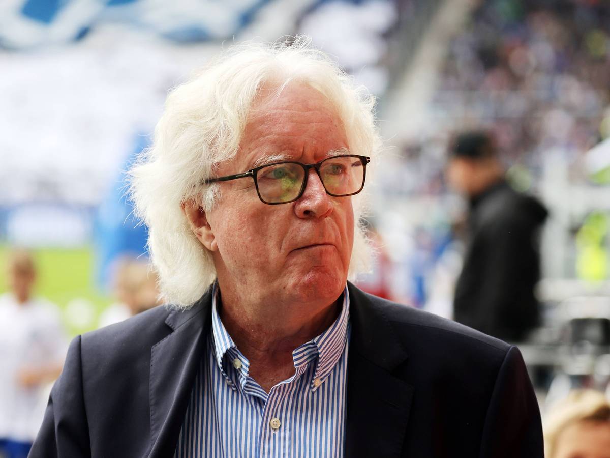 Winfried Schäfer steht beim Spiel des Karlsruher SC gegen den Hamburger SV im Stadion und schaut skeptisch.