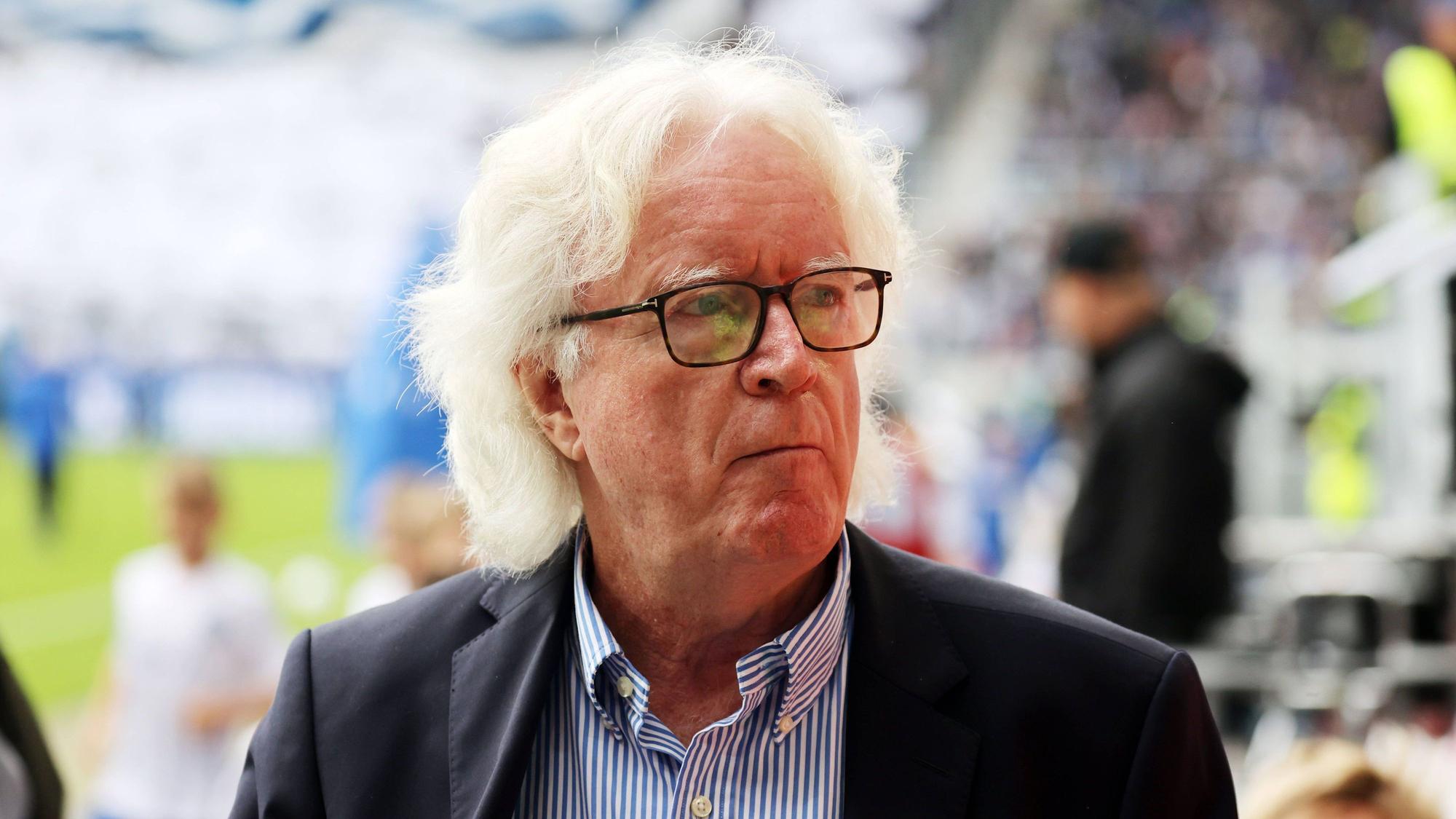 Winfried Schäfer steht beim Spiel des Karlsruher SC gegen den Hamburger SV im Stadion und schaut skeptisch.