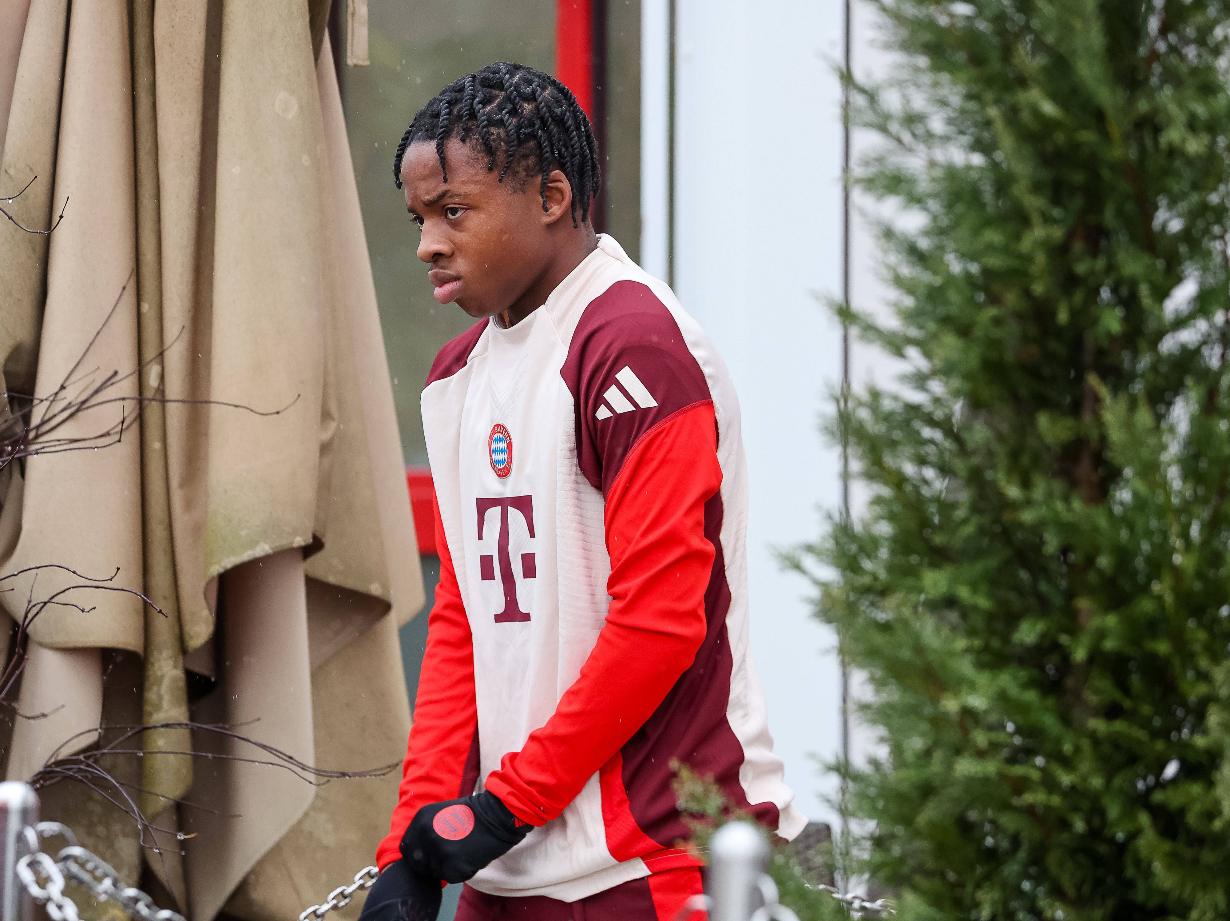 Der erst 16-jährige Wisdom Mike beim Profi-Training.