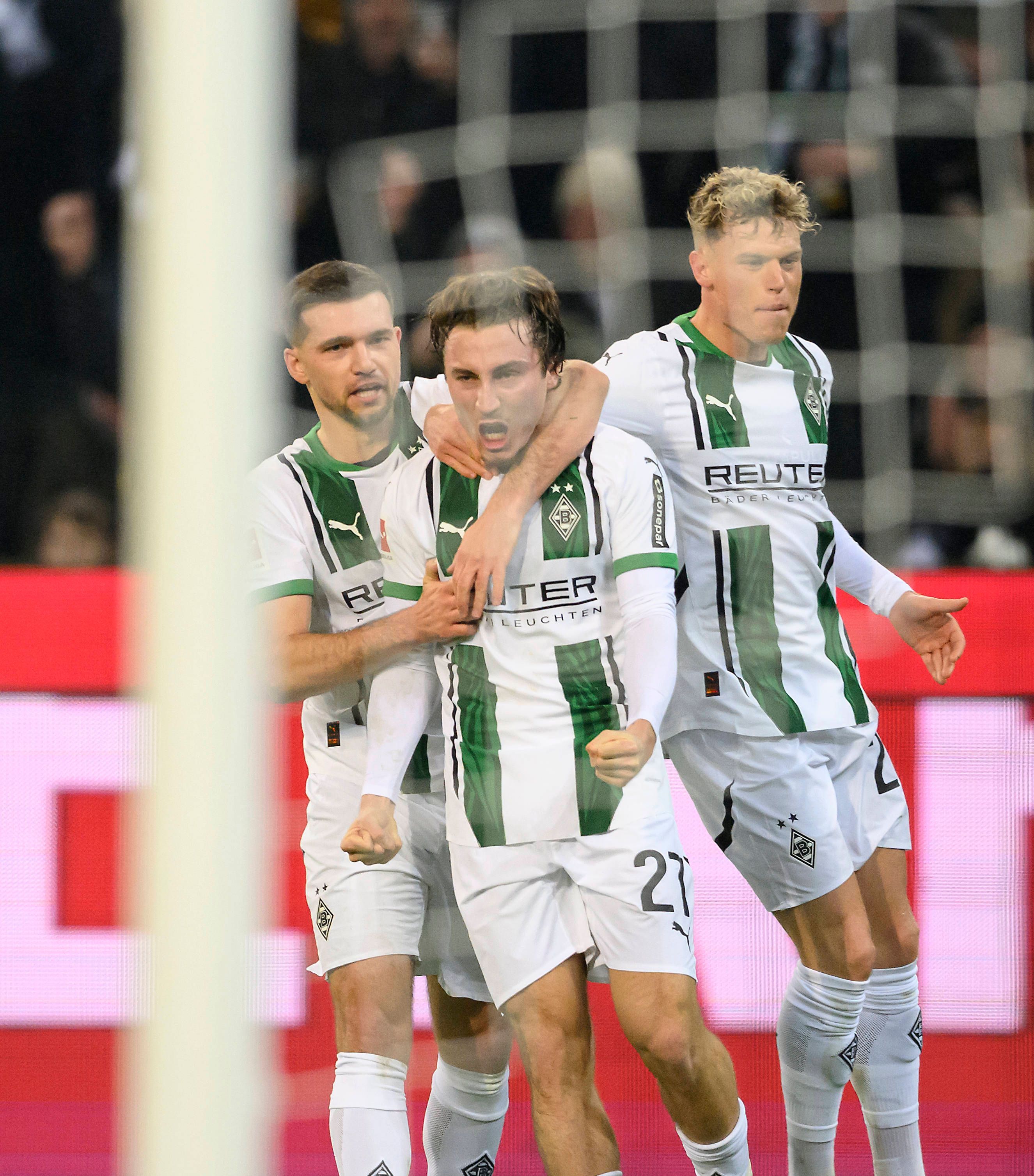 Kevin Stöger, Rocco Reitz und Robin Hack bejubeln ein Tor.