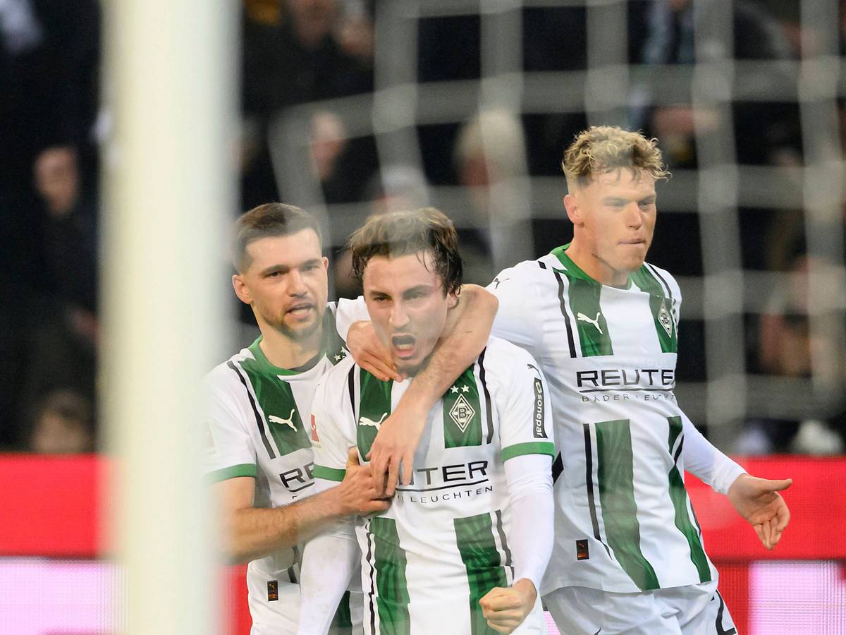 Kevin Stöger, Rocco Reitz und Robin Hack bejubeln ein Tor.