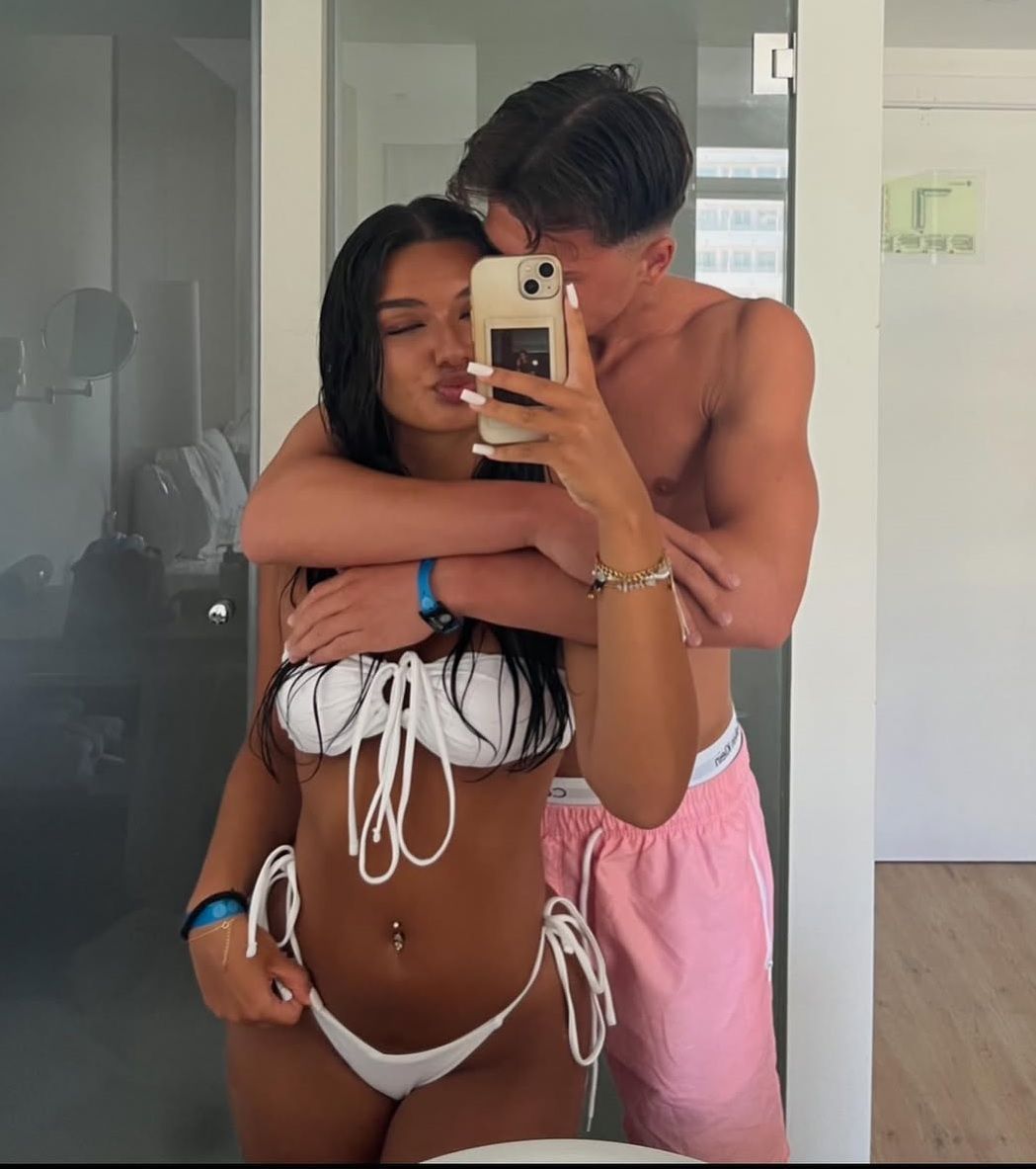 Borussia Mönchengladbachs Noah Pesch und seine Freundin Giulia posieren Arm in Arm vor dem Spiegel für ein gemeinsames Selfie.