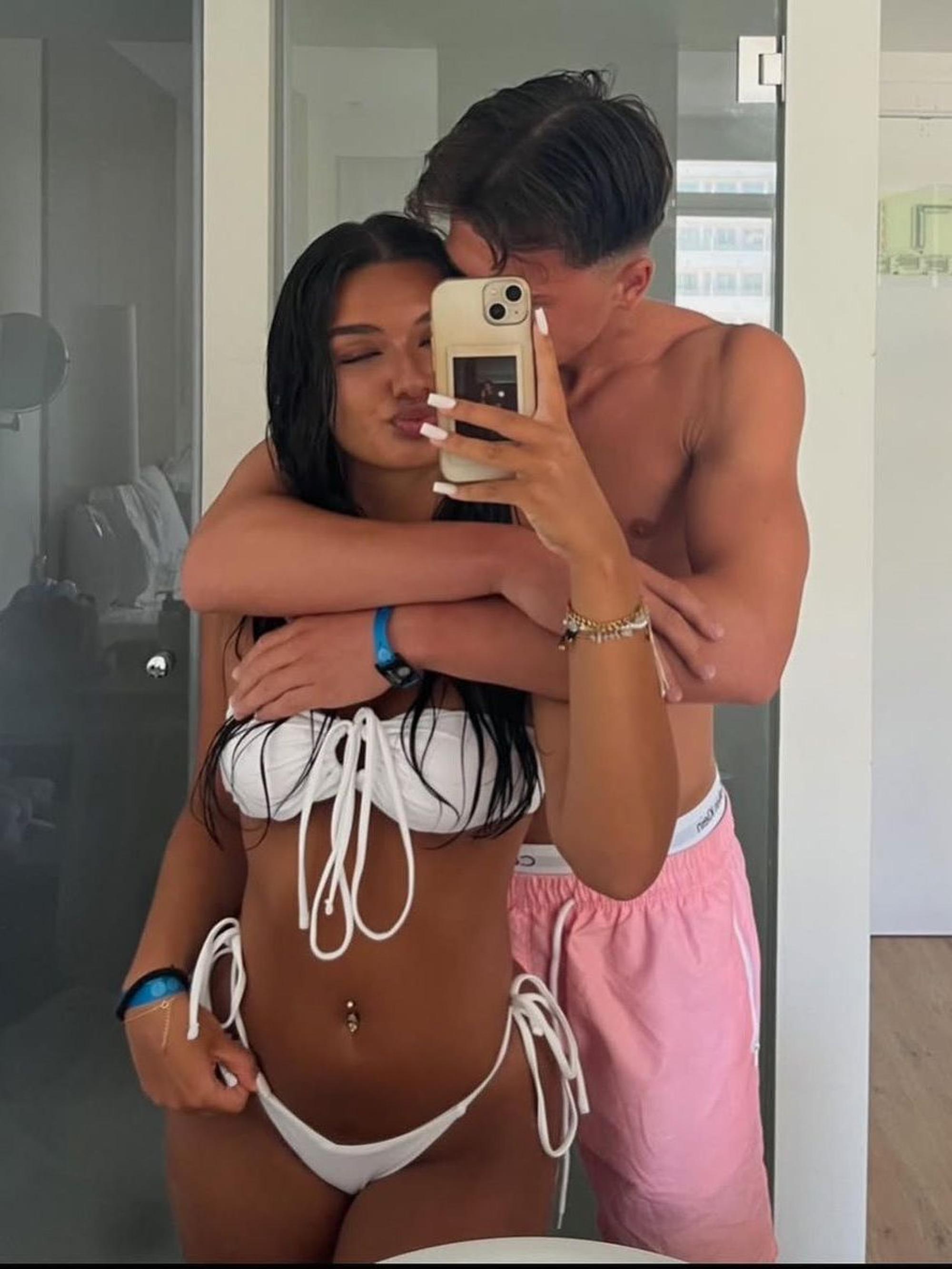 Borussia Mönchengladbachs Noah Pesch und seine Freundin Giulia posieren Arm in Arm vor dem Spiegel für ein gemeinsames Selfie.