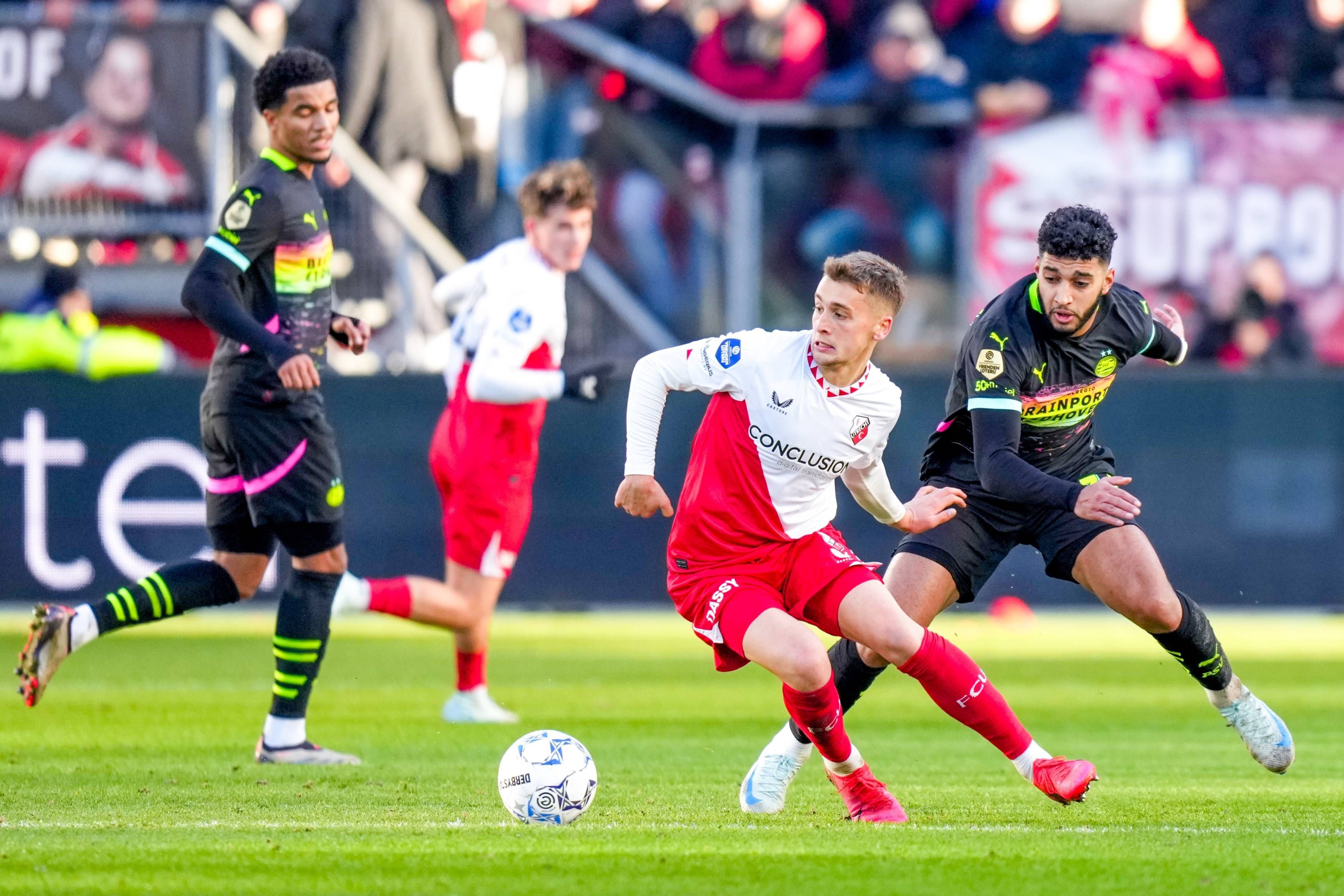 Utrechts Oscar Fraulo führt den Ball, Eindhovens Ismael Saibari verfolgt ihn.