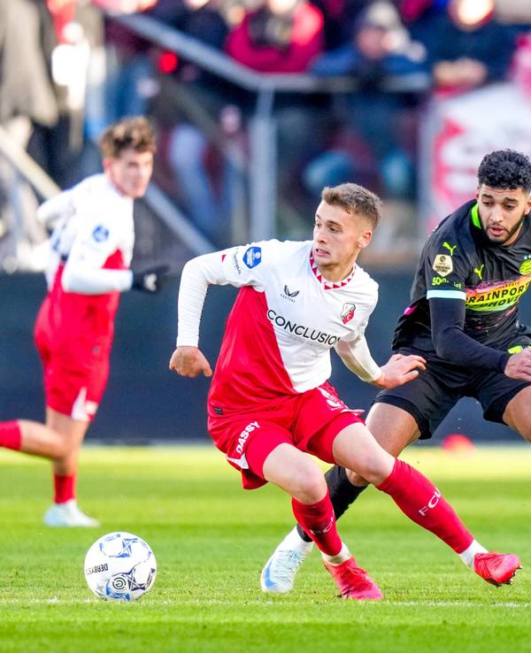 Utrechts Oscar Fraulo führt den Ball, Eindhovens Ismael Saibari verfolgt ihn.