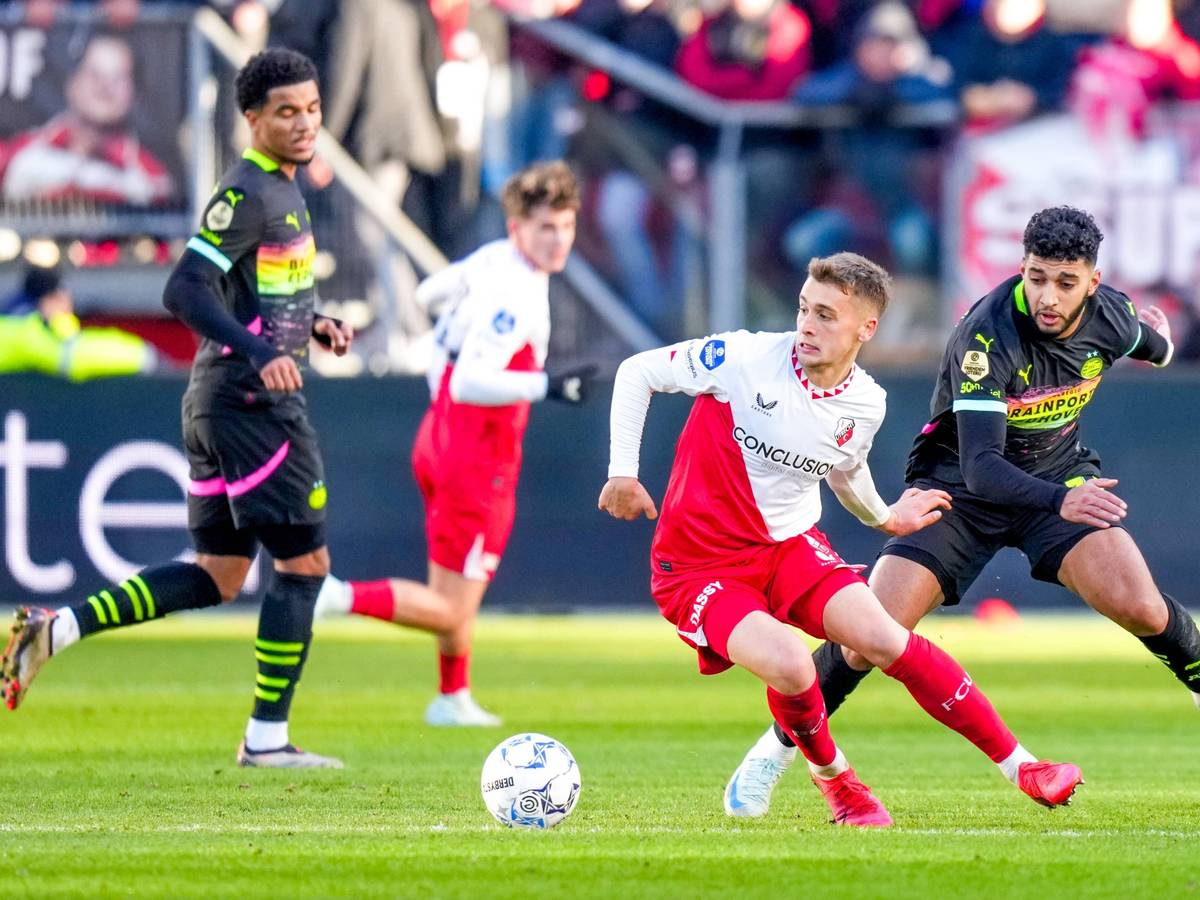 Utrechts Oscar Fraulo führt den Ball, Eindhovens Ismael Saibari verfolgt ihn.