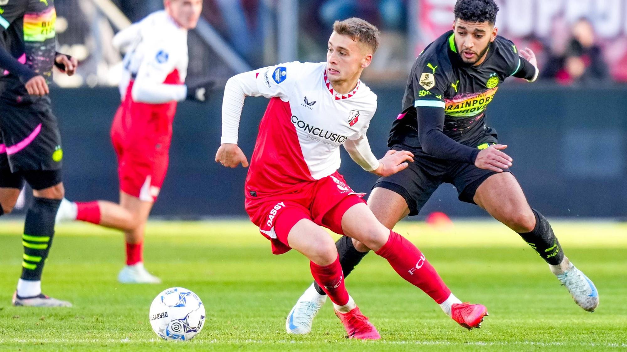 Utrechts Oscar Fraulo führt den Ball, Eindhovens Ismael Saibari verfolgt ihn.