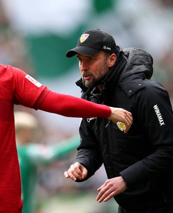Stuttgarts Trainer Sebastian Hoeneß spricht an der Seitenlinie mit seinem Stürmer Deniz Undav.