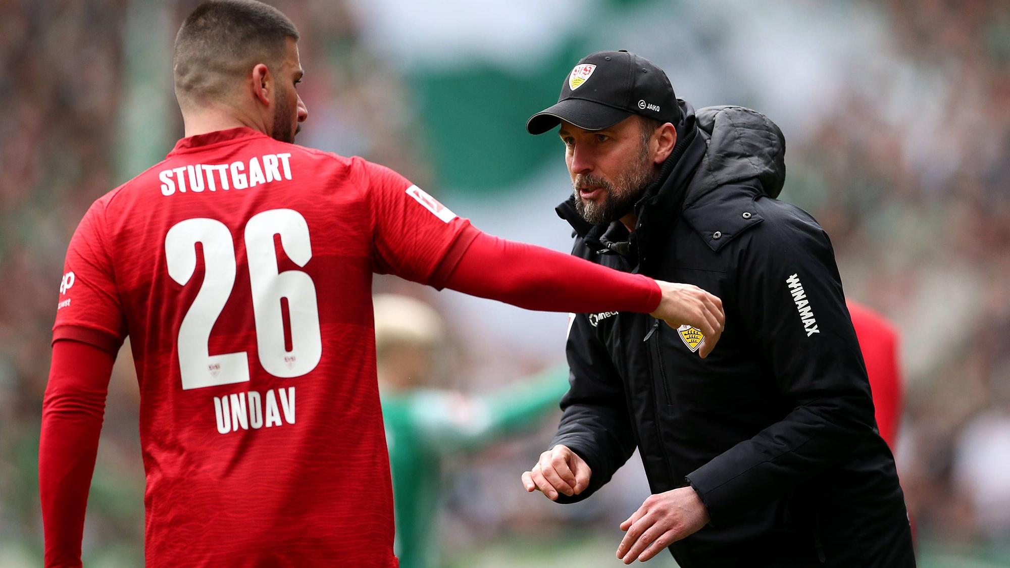 Stuttgarts Trainer Sebastian Hoeneß spricht an der Seitenlinie mit seinem Stürmer Deniz Undav.