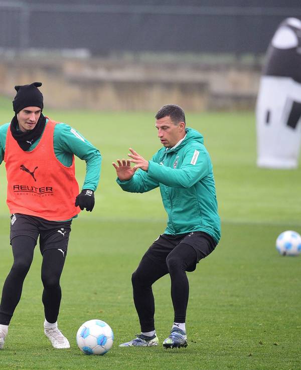 Die Gladbach-Profis Florian Neuhaus und Stefan Lainer kämpfen im Training um den Ball.