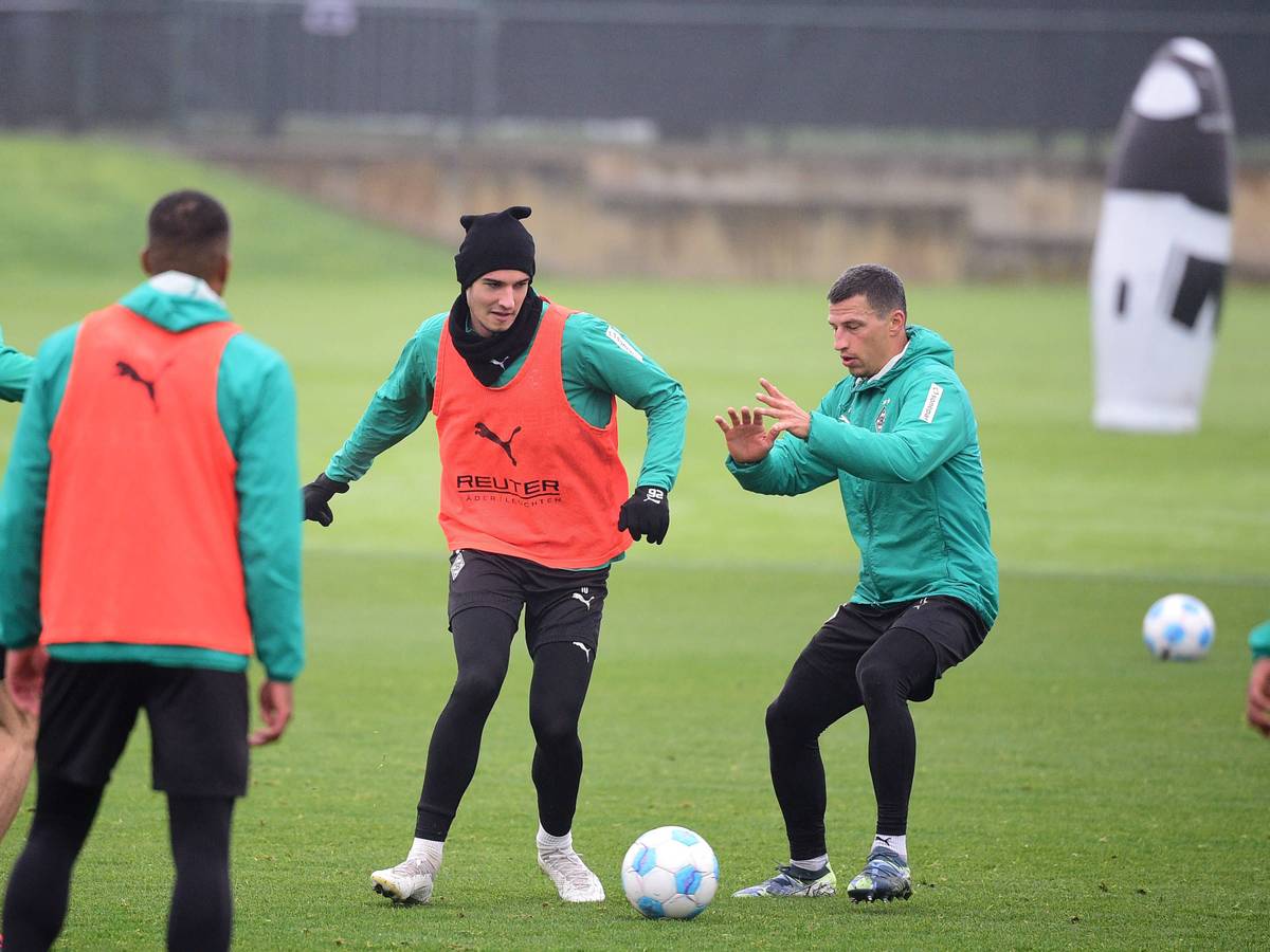 Die Gladbach-Profis Florian Neuhaus und Stefan Lainer kämpfen im Training um den Ball.