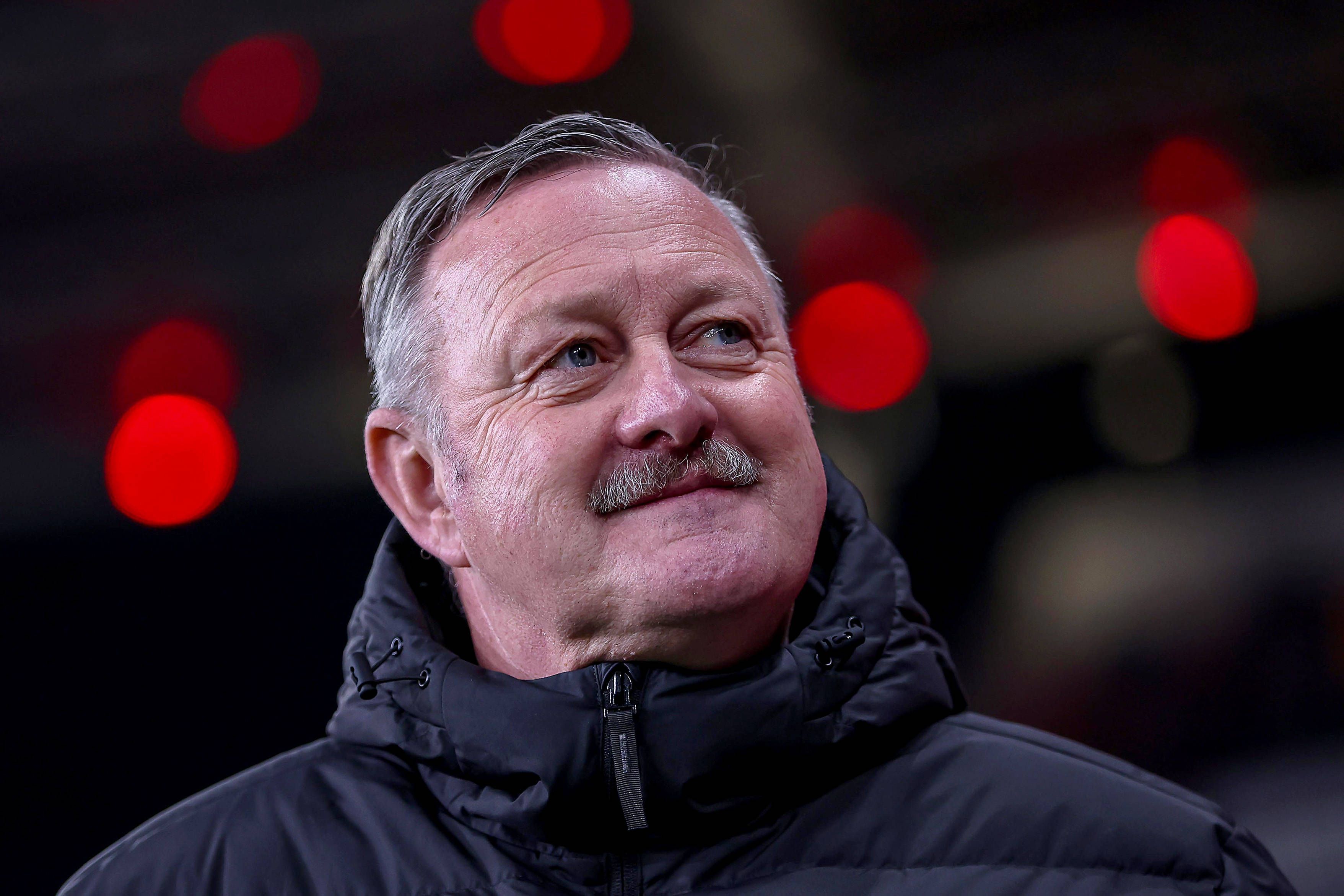 Borussia Mönchengladbachs Sport-Geschäftsführer Roland Virkus steht beim Spiel in Leverkusen im Stadion und lächelt.