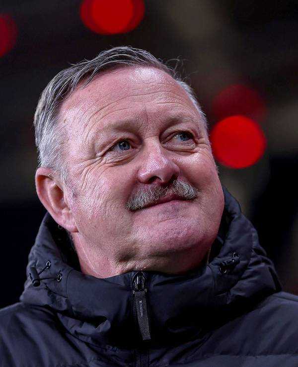 Borussia Mönchengladbachs Sport-Geschäftsführer Roland Virkus steht beim Spiel in Leverkusen im Stadion und lächelt.