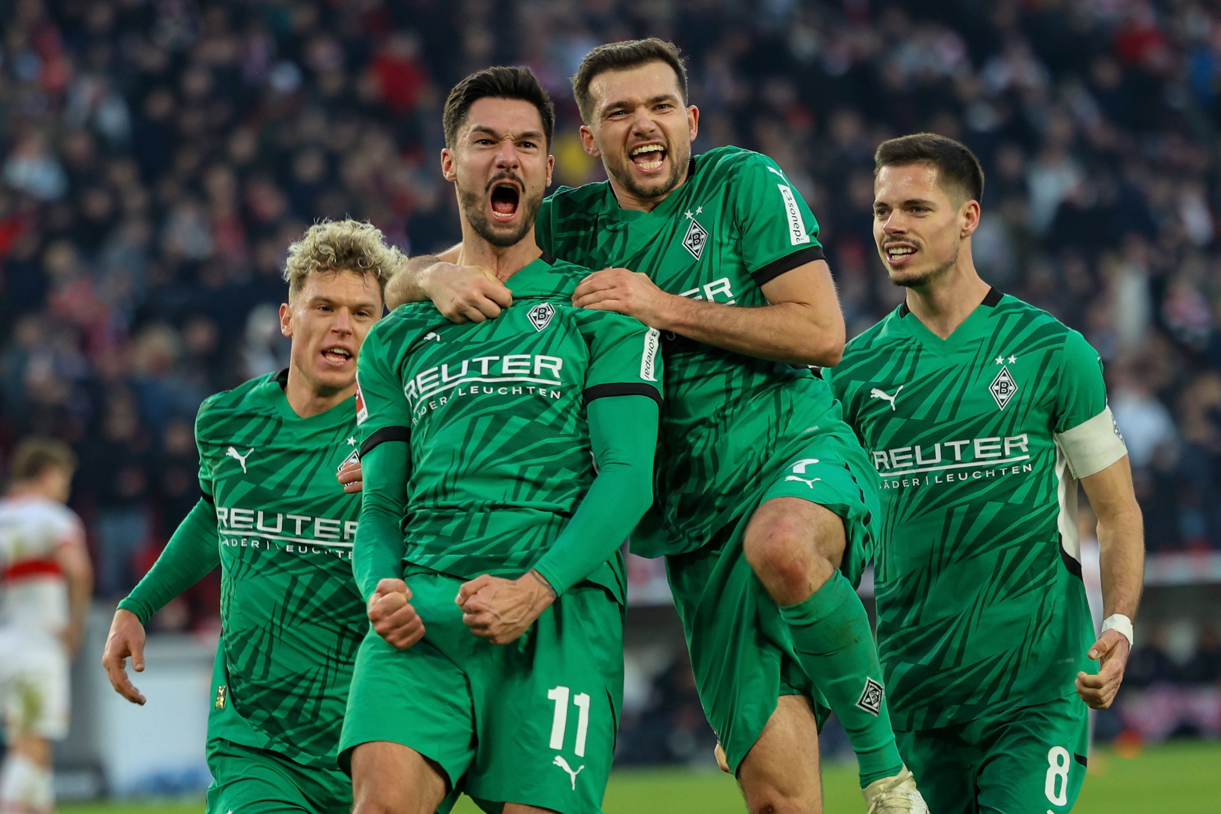 Tim Kleindienst und seine Gladbacher Teamkollegen jubeln im Bundesliga-Spiel beim VfB Stuttgart über den Siegtreffer.
