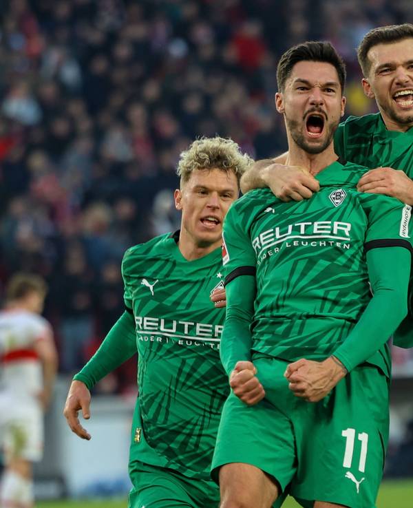 Tim Kleindienst und seine Gladbacher Teamkollegen jubeln im Bundesliga-Spiel beim VfB Stuttgart über den Siegtreffer.