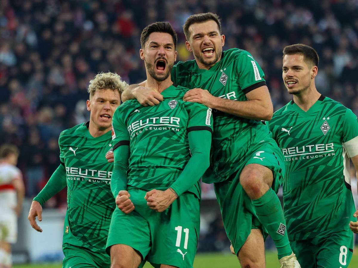 Tim Kleindienst und seine Gladbacher Teamkollegen jubeln im Bundesliga-Spiel beim VfB Stuttgart über den Siegtreffer.