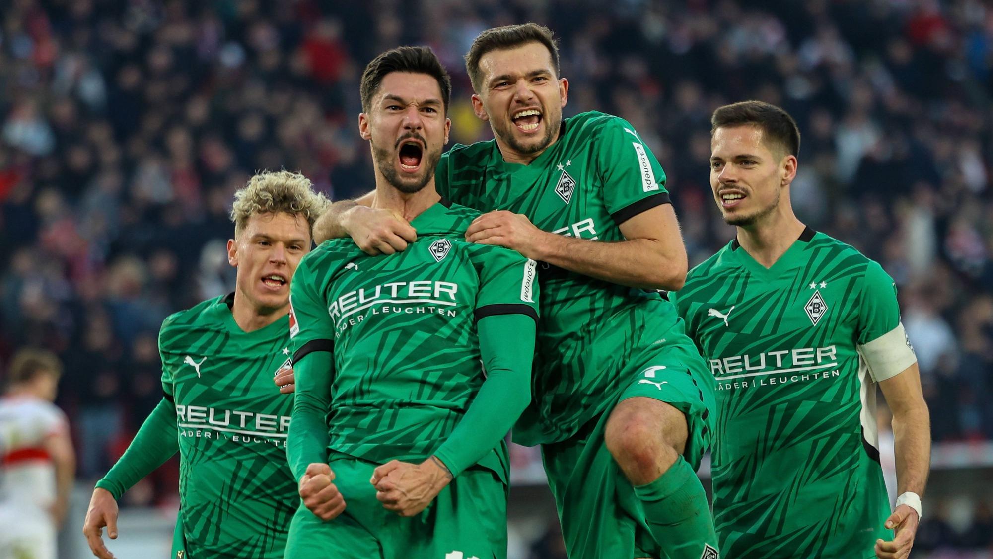 Tim Kleindienst und seine Gladbacher Teamkollegen jubeln im Bundesliga-Spiel beim VfB Stuttgart über den Siegtreffer.