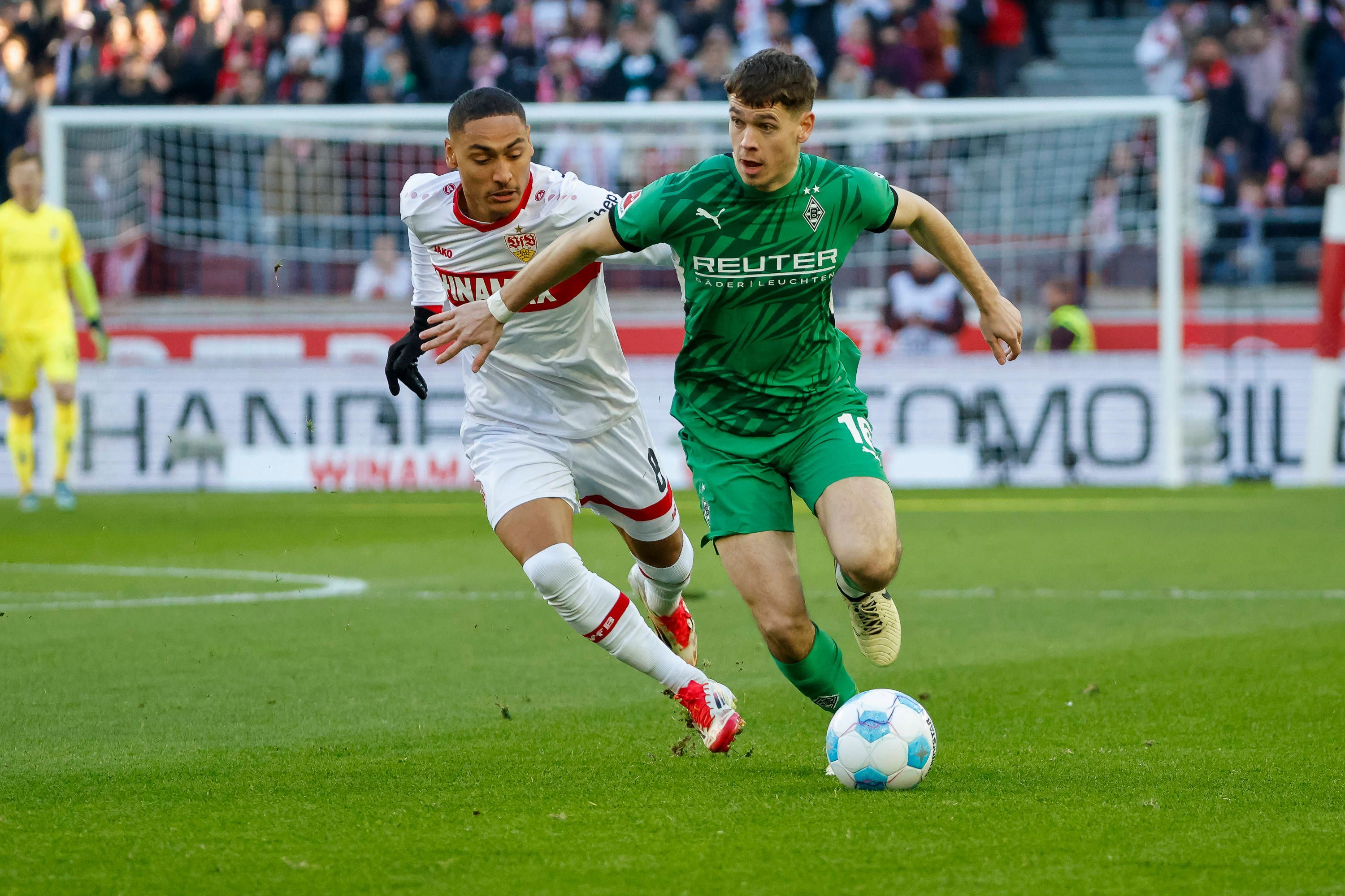 Borussia Mönchengladbachs Philipp Sander führt den Ball, Stuttgarts Enzo Millot verfolgt ihn.