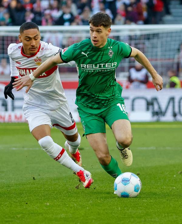 Borussia Mönchengladbachs Philipp Sander führt den Ball, Stuttgarts Enzo Millot verfolgt ihn.