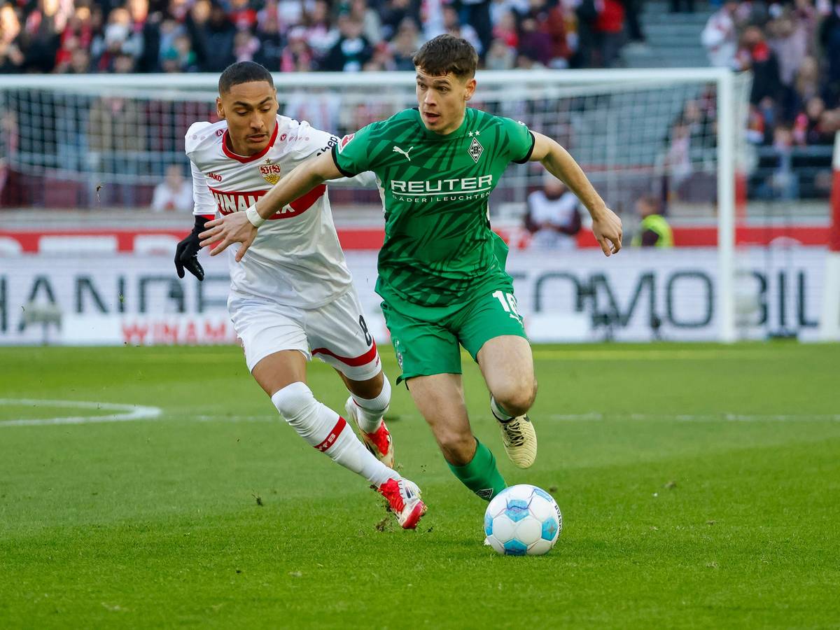 Borussia Mönchengladbachs Philipp Sander führt den Ball, Stuttgarts Enzo Millot verfolgt ihn.