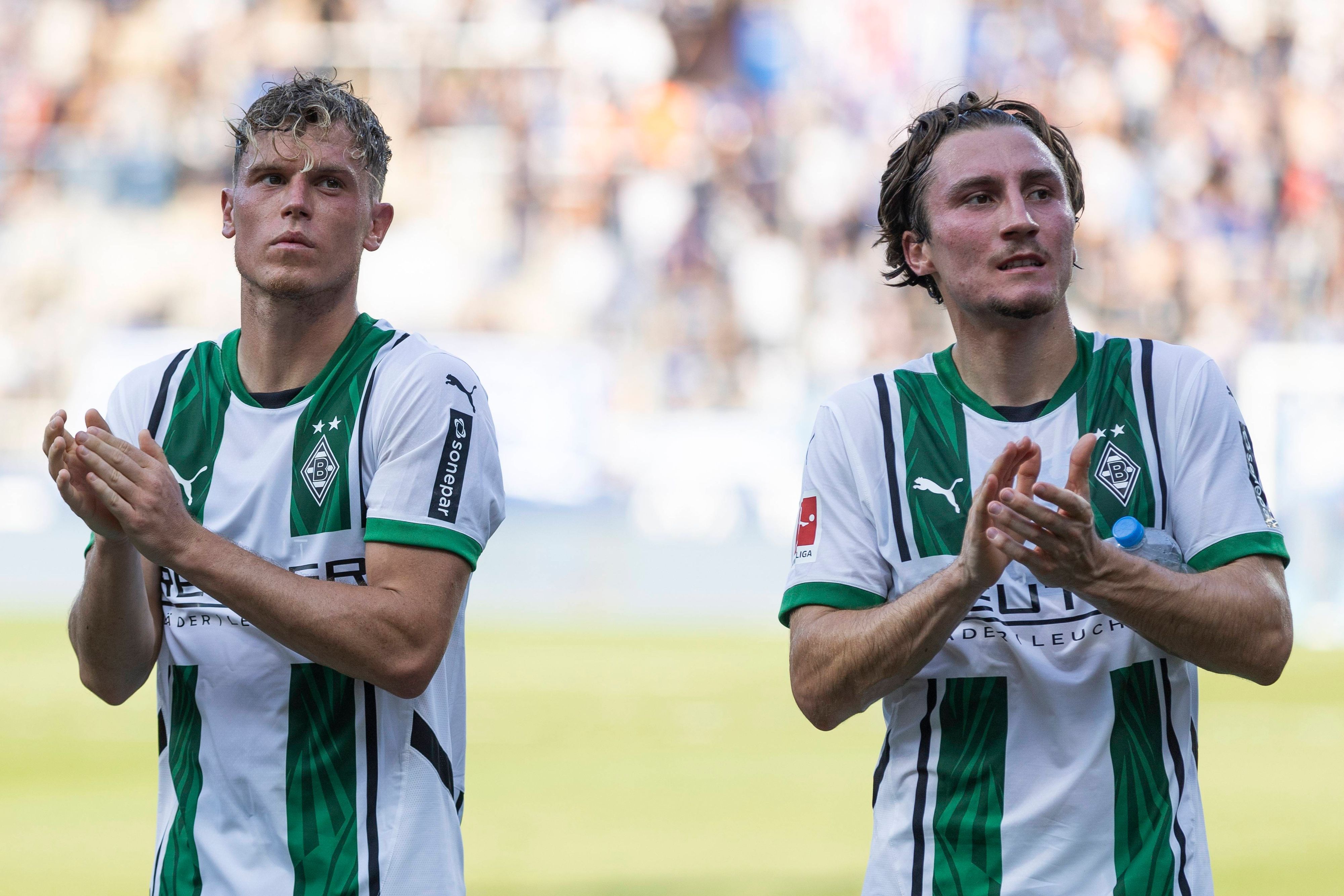 Die Gladbach-Profis Rocco Reitz und Robin Hack stehen nach dem Spiel beim VfL Bochum nebeneinander auf dem Platz und applaudieren den Fans.