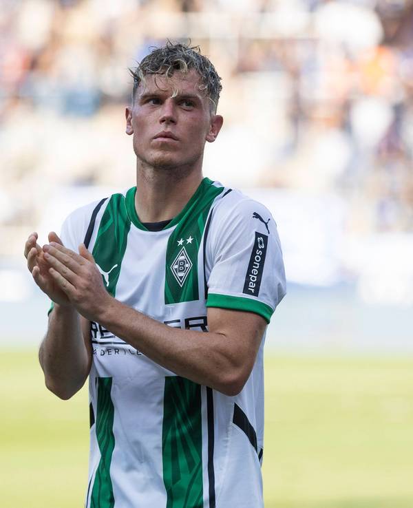 Die Gladbach-Profis Rocco Reitz und Robin Hack stehen nach dem Spiel beim VfL Bochum nebeneinander auf dem Platz und applaudieren den Fans.
