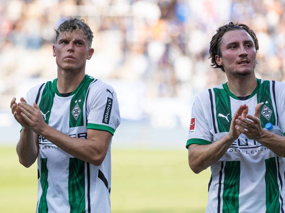 Die Gladbach-Profis Rocco Reitz und Robin Hack stehen nach dem Spiel beim VfL Bochum nebeneinander auf dem Platz und applaudieren den Fans.