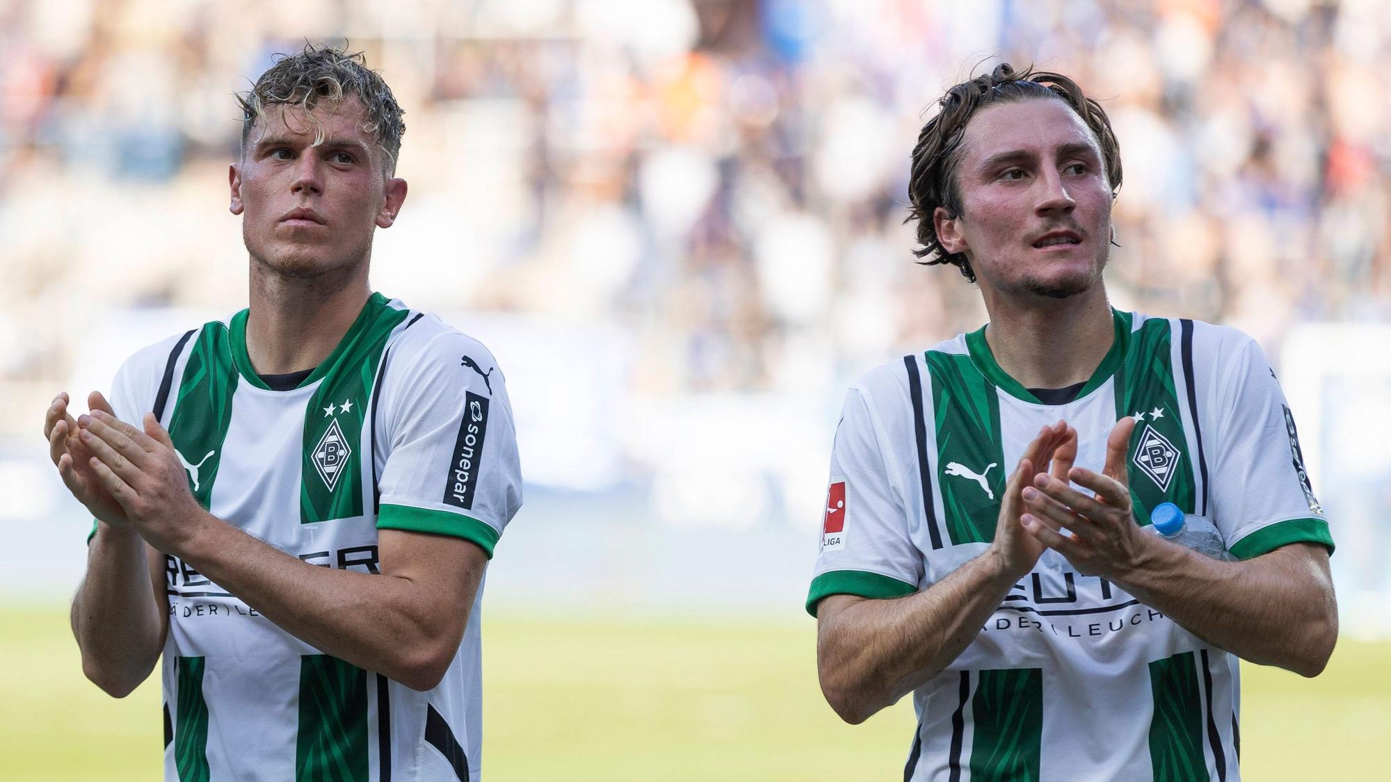 Die Gladbach-Profis Rocco Reitz und Robin Hack stehen nach dem Spiel beim VfL Bochum nebeneinander auf dem Platz und applaudieren den Fans.