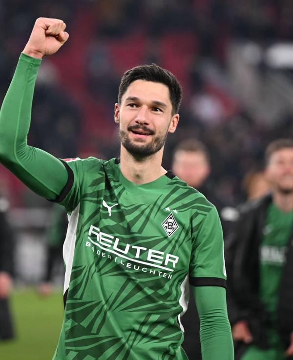 Borussia Mönchengladbachs Tim Kleindienst jubelt nach dem Spiel beim VfB Stuttgart mit erhobener Faust vor der Fankurve.