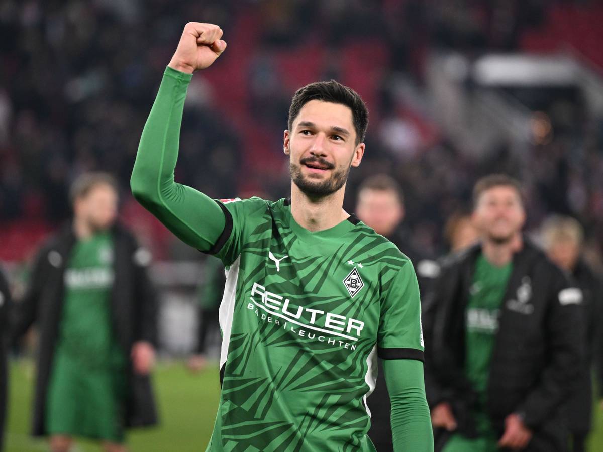 Borussia Mönchengladbachs Tim Kleindienst jubelt nach dem Spiel beim VfB Stuttgart mit erhobener Faust vor der Fankurve.