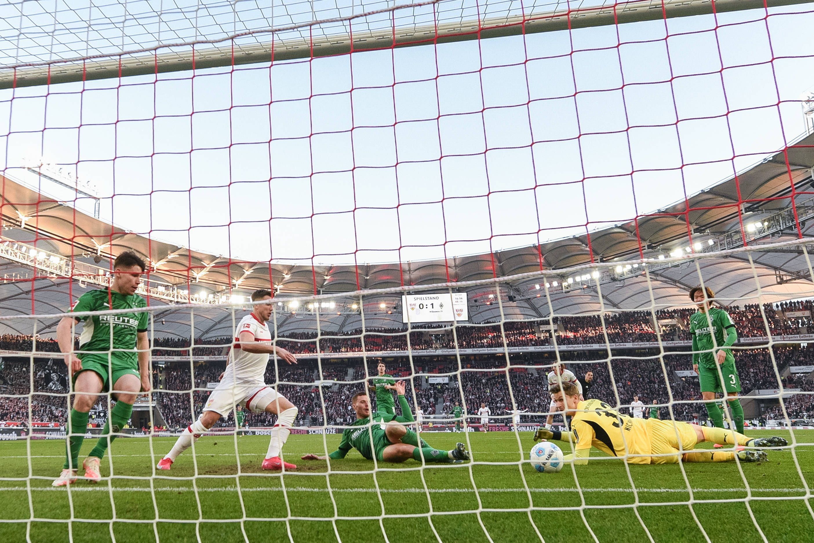 Borussia Mönchengladbachs Nico Elvedi spitzelt im Bundesliga-Spiel beim VfB Stuttgart den Ball im Liegen zum 1:1 ins Netz.